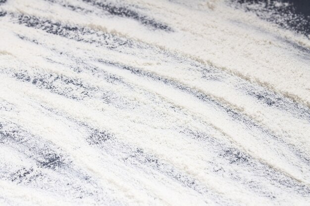 Zdjęcie warstwa mąki na deski do krojenia. wersja monochromatyczna
