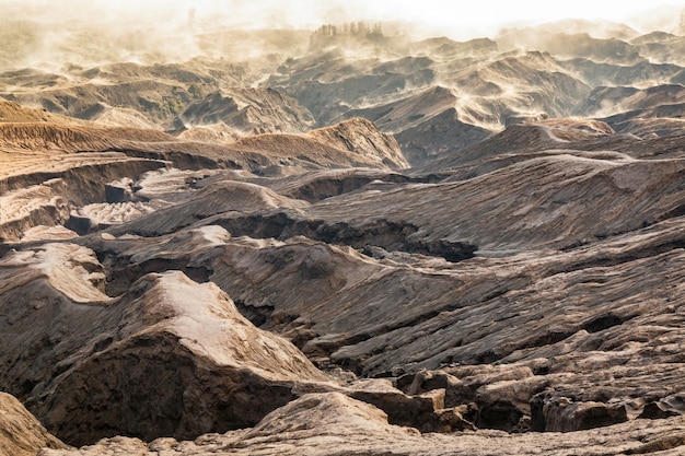 Warstwy powulkaniczny popiół jako piasek ziemia góry Bromo wulkan, Wschodni Jawa, Indonezja.