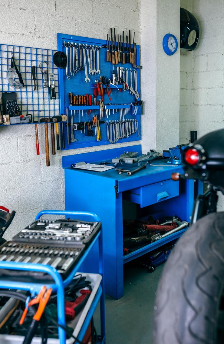 Zdjęcie warsztat motocyklowy z customowym motocyklem