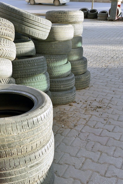 Warsztat opon samochodowych stare opony są spiętrzone w sklepie z oponami