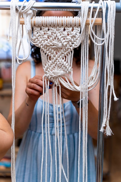 Warsztaty makramy Macrame Passion Kobiety wykonują skomplikowaną sztukę tekstylną w warsztacie