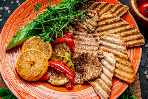 Warzywa i mięso gotowane na grillu elektrycznym