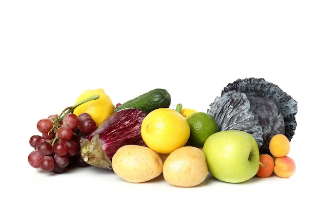 Warzywa i owoce na białym tle