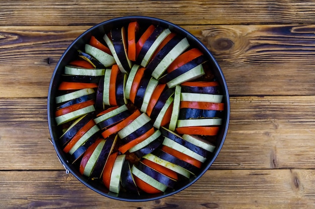 Zdjęcie warzywa na ratatouille na patelni przygotowanej do pieczenia widok z góry