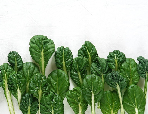 Warzywa Pyszne świeże zielone Bok Choy Pok Choi lub Pak Choi na białym stole