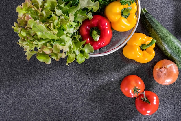 Warzywa Świeżo mieszaj pyszne składniki zdrowe do gotowania lub przyrządzania sałatek
