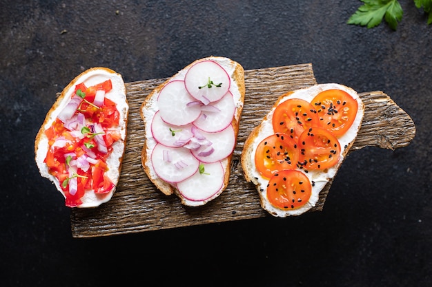 warzywny bruschetta pomidor, rzodkiewka ser śmietankowy gotowania żywności tło