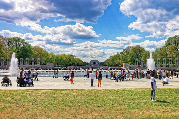 Washington DC, Usa - 2 maja 2015: Weterani wojenni i opiekunowie honorowej organizacji non-profit Flight w National World War 2 Memorial, National Mall. Pomnik Lincolna w środku na tle.