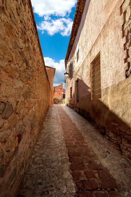 Wąska aleja ze starymi kamiennymi domami w stylu średniowiecznym w mieście Albarracan, Teruel Aragón. Hiszpania