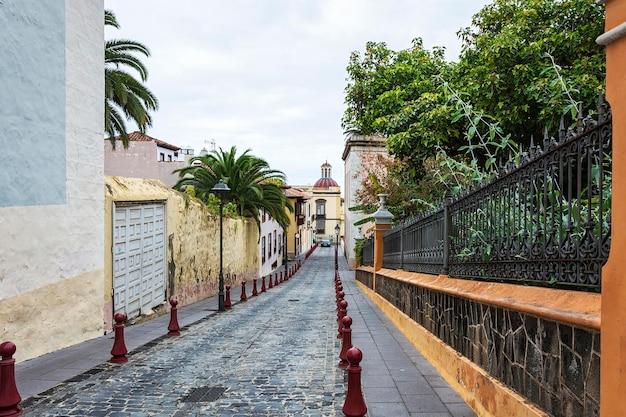 Wąska brukowana ulica La Orotava Tenerife Hiszpania
