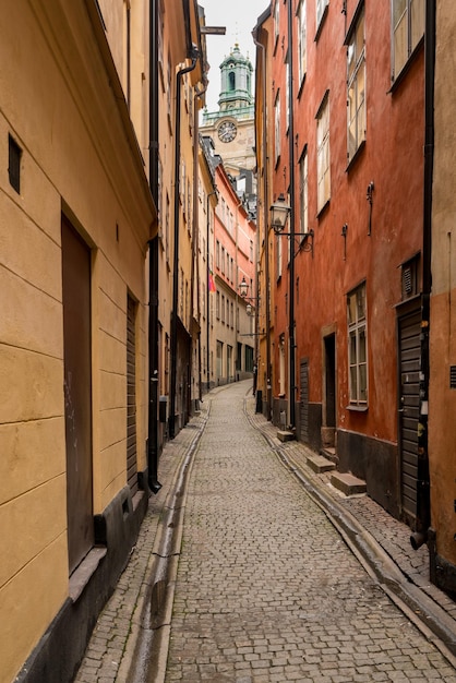 Wąska brukowana ulica w Gamla Stan Sztokholm