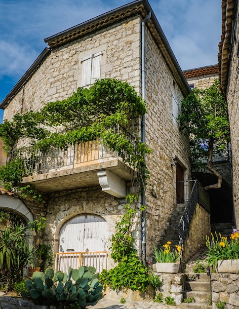 Wąska brukowana uliczka średniowiecznej wioski Balazuc na południu Francji (Ardeche)