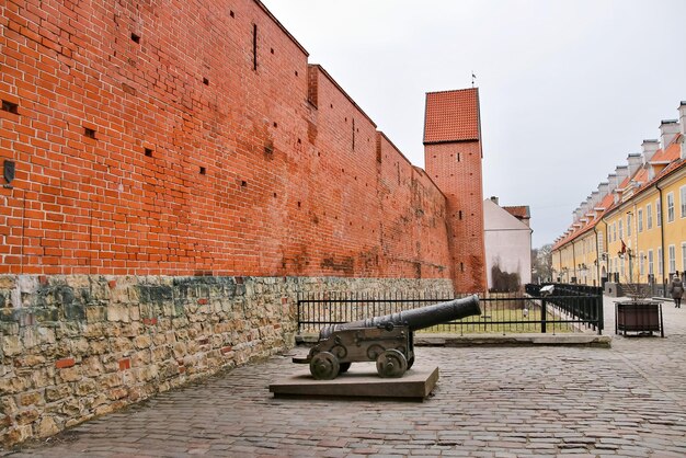 Wąska średniowieczna ulica w starym mieście Ryga, Łotwa.