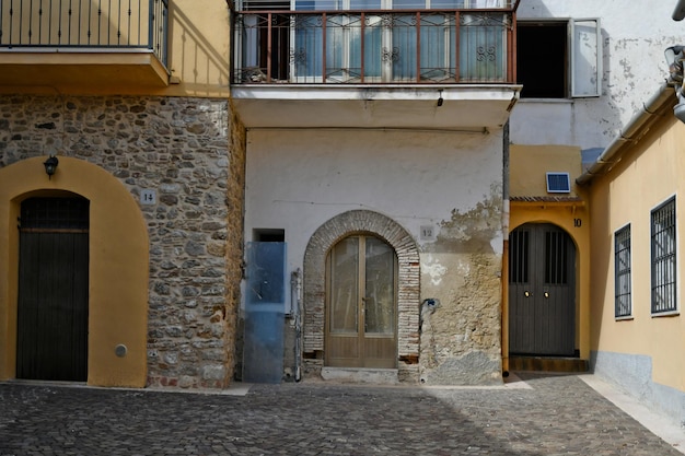 Wąska ulica w Ascoli Satriano, starym mieście w prowincji Foggia we Włoszech