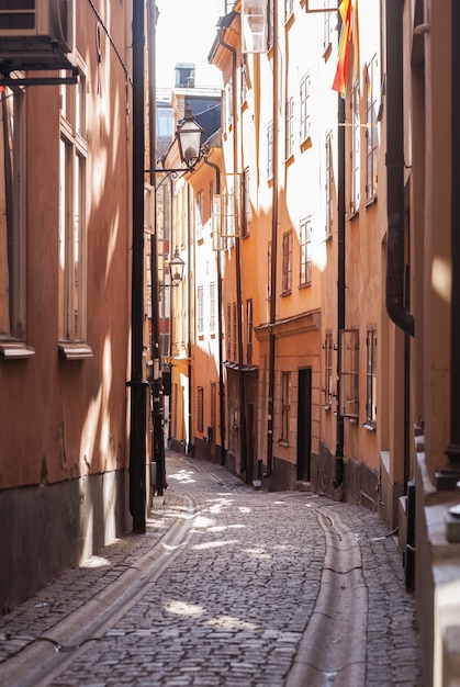 Wąska ulica w Gamla Stan, Stare Miasto w Sztokholmie, Szwecja