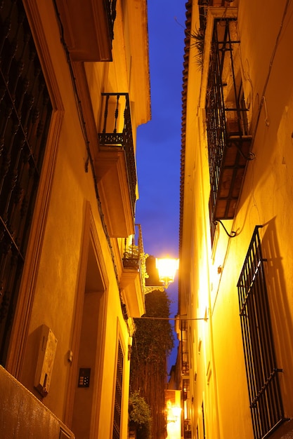 Wąska ulica w Sewilli, Hiszpania