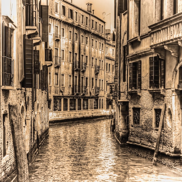 Wąski kanał w Wenecji w odcieniu sepii Włochy