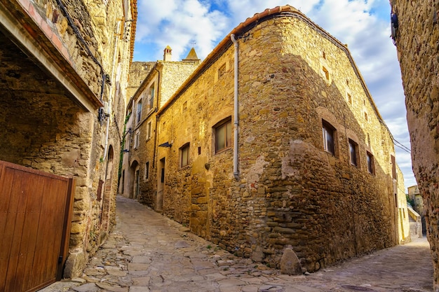 Wąskie uliczki ze średniowiecznymi kamiennymi domami w starej wiosce Madremanya Girona
