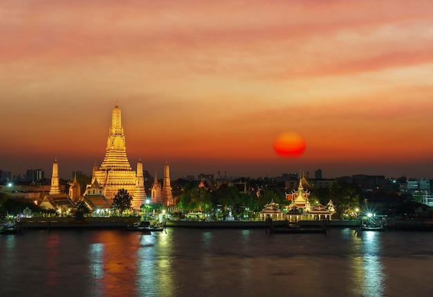 Wat Arun Ratchawararam Ratchawaramahawihan lub Wat Arun, czyli Świątynia Świtu na rzece Menam o zachodzie słońca Bangkok Tajlandia