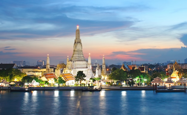 Wat Arun Ratchawararam Ratchawaramahawihan świątynia Dawn O Zachodzie Słońca