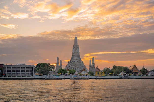 Wat Arun to buddyjska świątynia w dzielnicy Bangkok Yai w Bangkoku Tajlandia