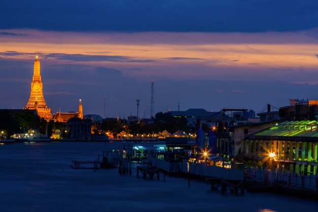 Wat Arun wieczorem.