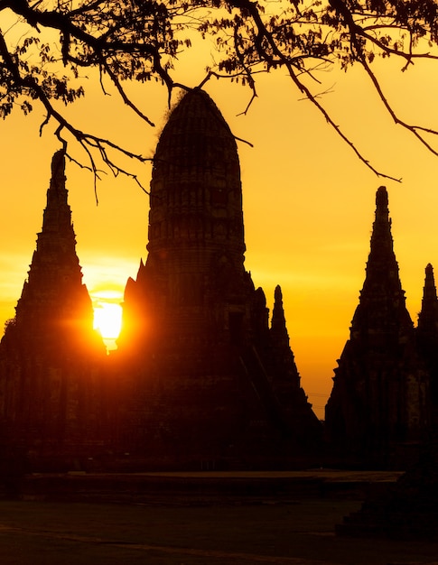 Wat Chai Wattanaram w Ayutthayi w czasie zachodu słońca.