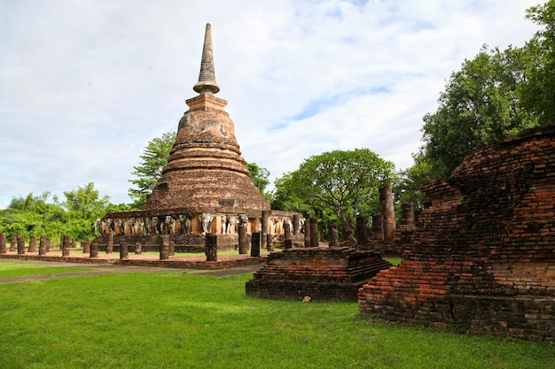 Wat Chang Lom w Sukhothai