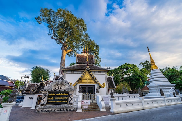 Wat Chedi Luang Jest Buddyjską świątynią W Historycznym Centrum I Jest Buddyjską świątynią Jest Główną Atrakcją Turystyczną W Chiang Maithailandat Czas Zmierzchu Błękitne Niebo Chmury Zachód Słońca Tło