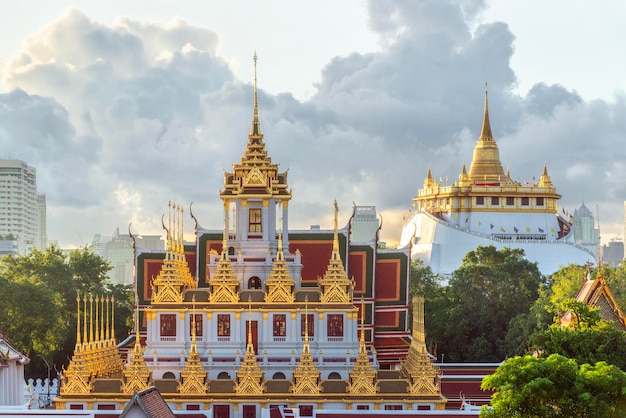 Zdjęcie wat loha prasat punkt widokowy bangkoku popularny nazwany loha prasat to świątynia w pobliżu wat phra kaew w krungtheph w tajlandii