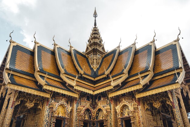 Wat Phra Buddhabat Si Roi, Złota Świątynia w Chiang Mai, Tajlandia