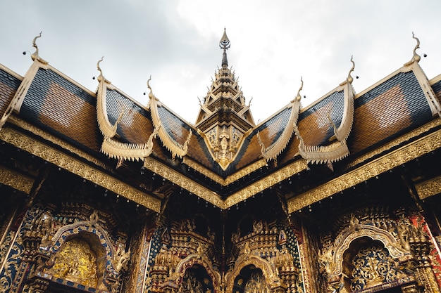 Zdjęcie wat phra buddhabat si roi, złota świątynia w chiang mai, tajlandia