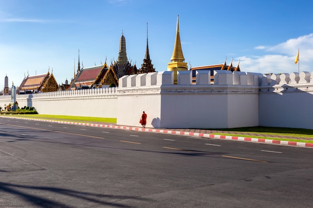 Wat Phra Kaew i Grand Palace w słoneczny dzień, Bangkok, Tajlandia