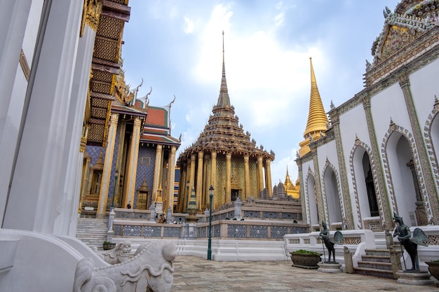 Wat Phra Kaew Świątynia Szmaragdowego Buddy Wat Phra Kaew to jedna z najbardziej znanych atrakcji turystycznych Bangkoku Została zbudowana w 1782 roku Bangkok Tajlandia