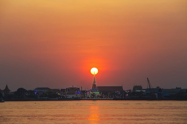 Wat Phra Samut Chedi z oświetleniem na rzece Chao Phraya. o zachodzie słońca w Tajlandii.