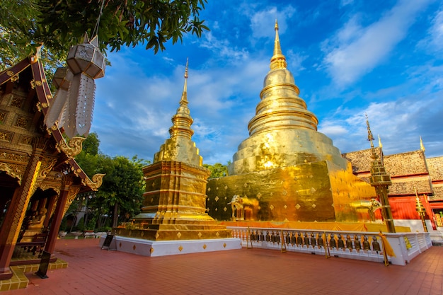 Zdjęcie wat phra singh znajduje się w zachodniej części starego centrum miasta chiang mai w tajlandii