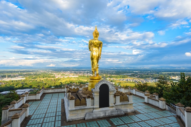 Wat Phra Ten Khao Noi, Nan prowincja, Tajlandia, Złota Buddha statuy pozycja na górze