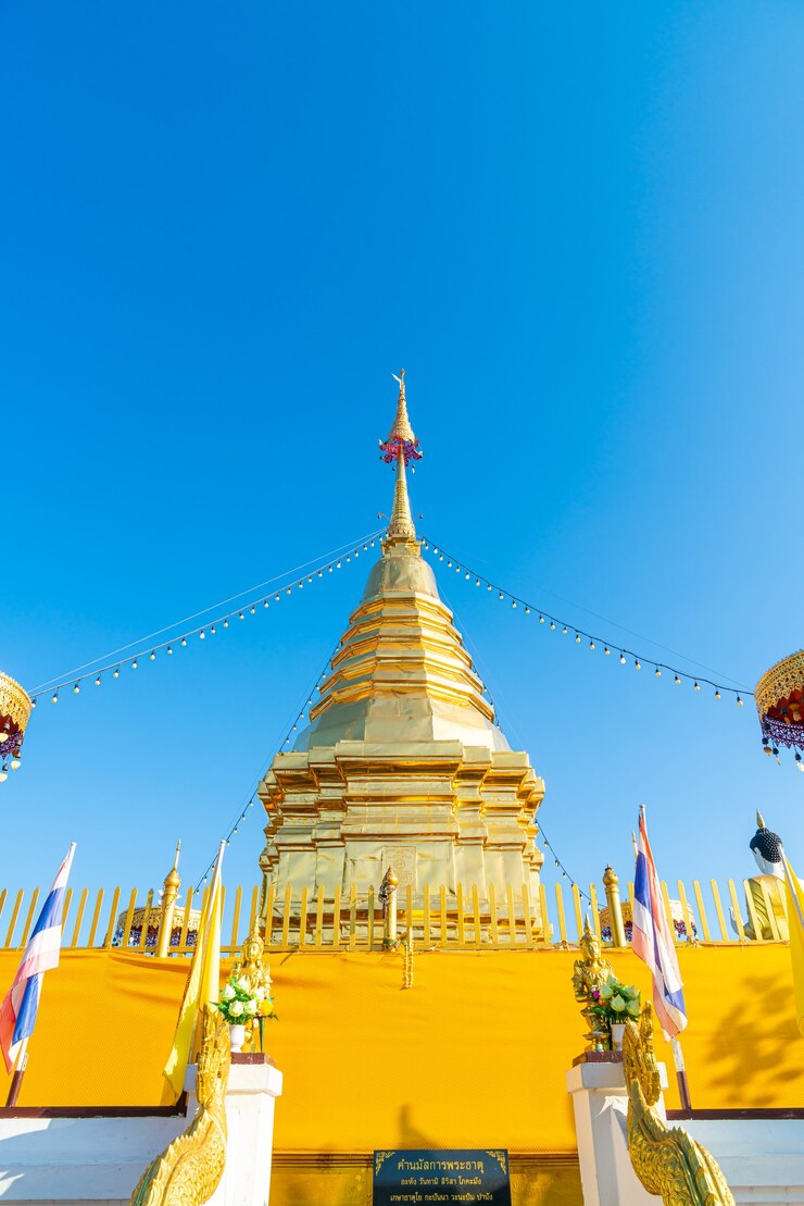 Zdjęcie wat phra that doi kham (świątynia złotej góry) w chiang mai, tajlandia