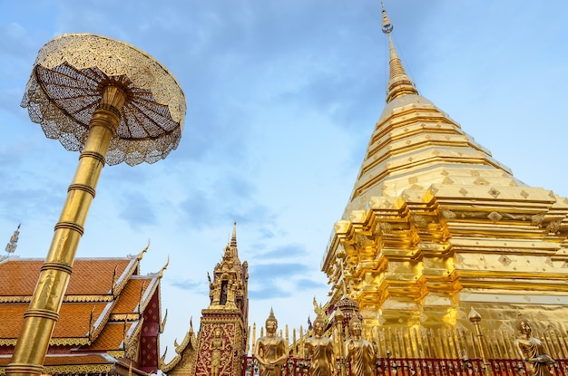 Wat Phra That Doi Suthep jest popularnym miejscem turystycznym Chiang Mai w Tajlandii.