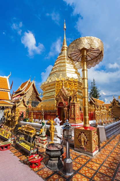 Zdjęcie wat phra that doi suthep to buddyjska świątynia theravada w prowincji chiang mai w tajlandii