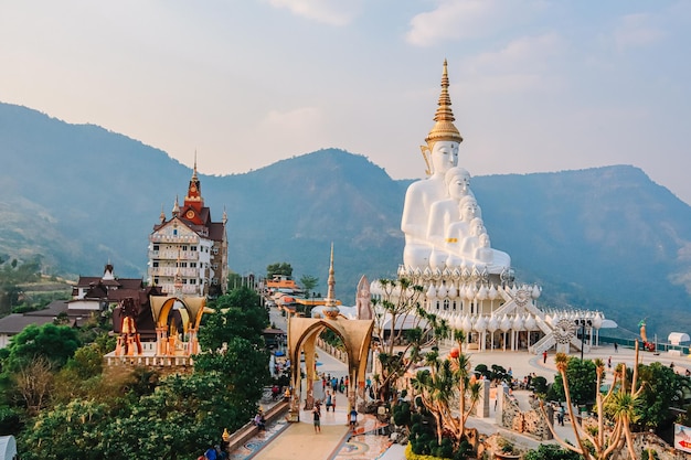 Wat Phra That Pha Son Kaeo to buddyjski klasztor i świątynia w