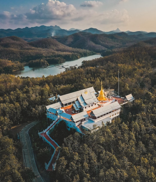 Wat Phrathat Pu Jae Budda i jezioro Huai Mae Toek w prowincji Phrae, Tajlandia