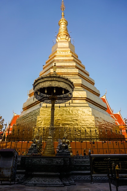 Wat Prathat Cho Hae - Buddyjska świątynia w Phrae Tajlandia
