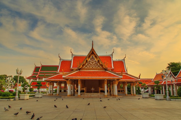 Wat Ratchanaddaram i Loha Prasat Metal Palace w Bangkoku w Tajlandii. Zachód słońca.