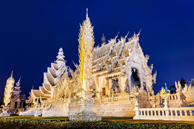 Wat Rong Khun (Biała Świątynia) nocą, Chiang Rai, Tajlandia