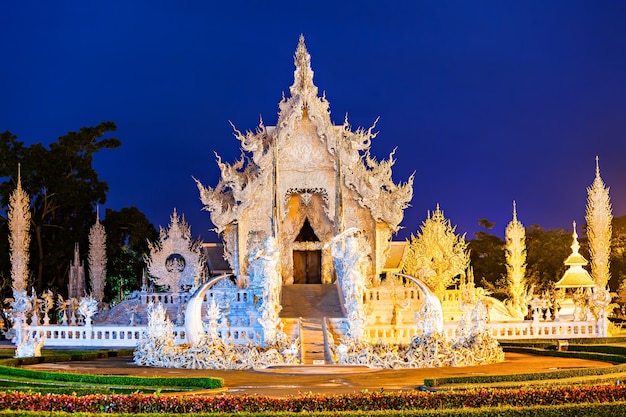 Wat Rong Khun (Biała Świątynia) o zachodzie słońca, Chiang Rai, Tajlandia