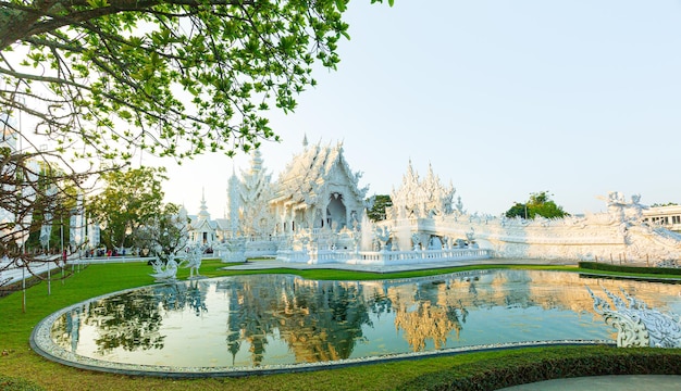 Wat Rong Khun Chiang RaiSłynna świątynia Tajlandii lub wielki biały kościół Zadzwoń do Wat Rong Khunat Chiang