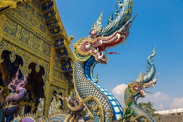 Wat Rong Sua Ten znany jako Niebieska Świątynia w Chiang Rai w Tajlandii