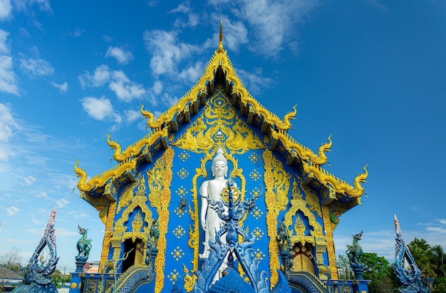 Wat Rong Suea Ten Chiang Rai TajlandiaWat Rong Sua Ten świątynia z niebieskim tle nieba Chiang Rai