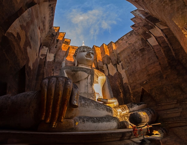 Wat Si Chum (phra Achana, Czarny I Biały) Sukhothai Historical Park W Tajlandii.